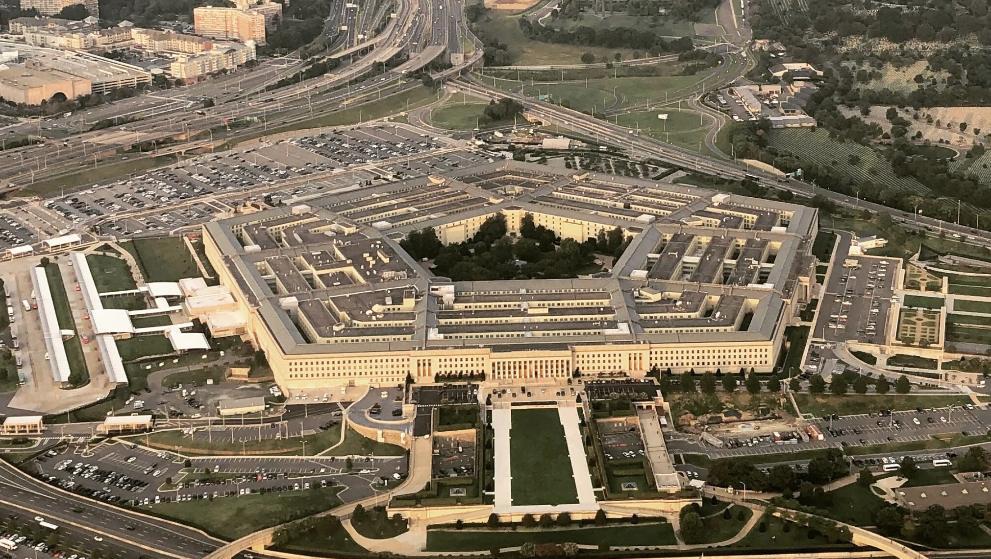 Pentagon Wykorzystuje SI do Planowania Wojskowego w Projekcie Thunderforge