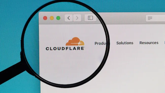 Labirynt AI: Nowe Narzędzie Cloudflare Oszukuje Crawlerów AI za pomocą Fałszywych Stron Internetowych