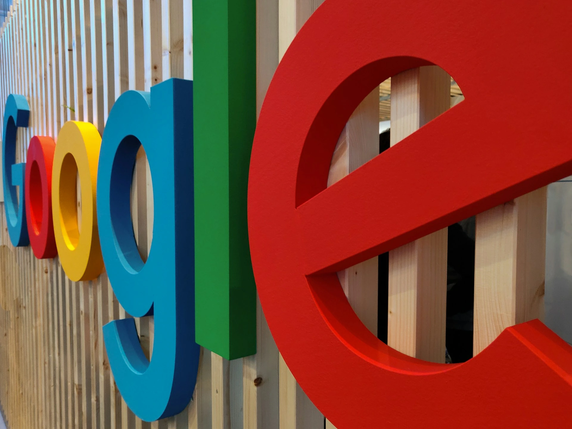 Google Inwestuje Dodatkowe 750 Milionów Dolarów w Anthropic, aby Zwiększyć Możliwości Sztucznej Inteligencji