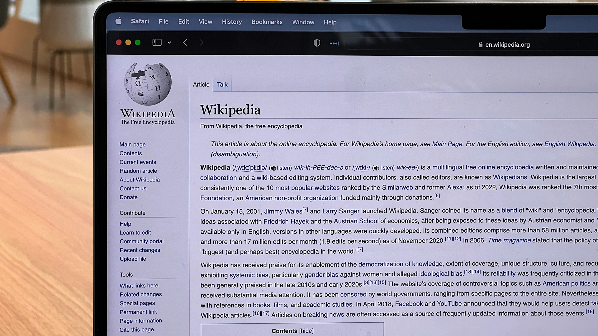 Boty AI Przeciążają Serwery Wikipedii