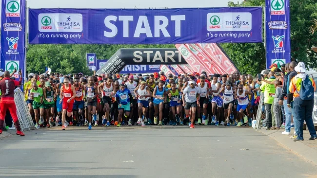 Humanoidalne Roboty Przebiegły Pierwszy Półmaraton Obok Ludzi w Pekinie