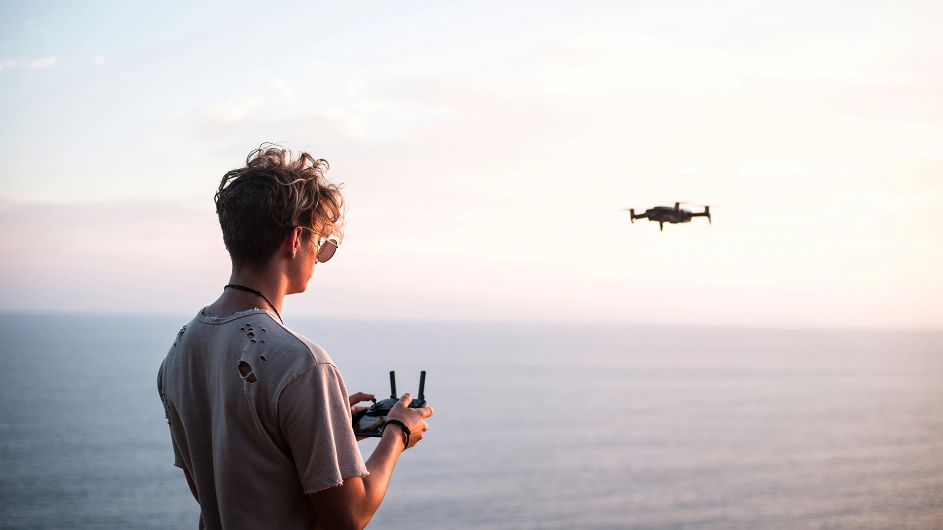 Nowa firma technologiczna Theseus, specjalizująca się w dronach, zdobyła 4,3 miliona dolarów po tym, jak stała się viralem w mediach społecznościowych.