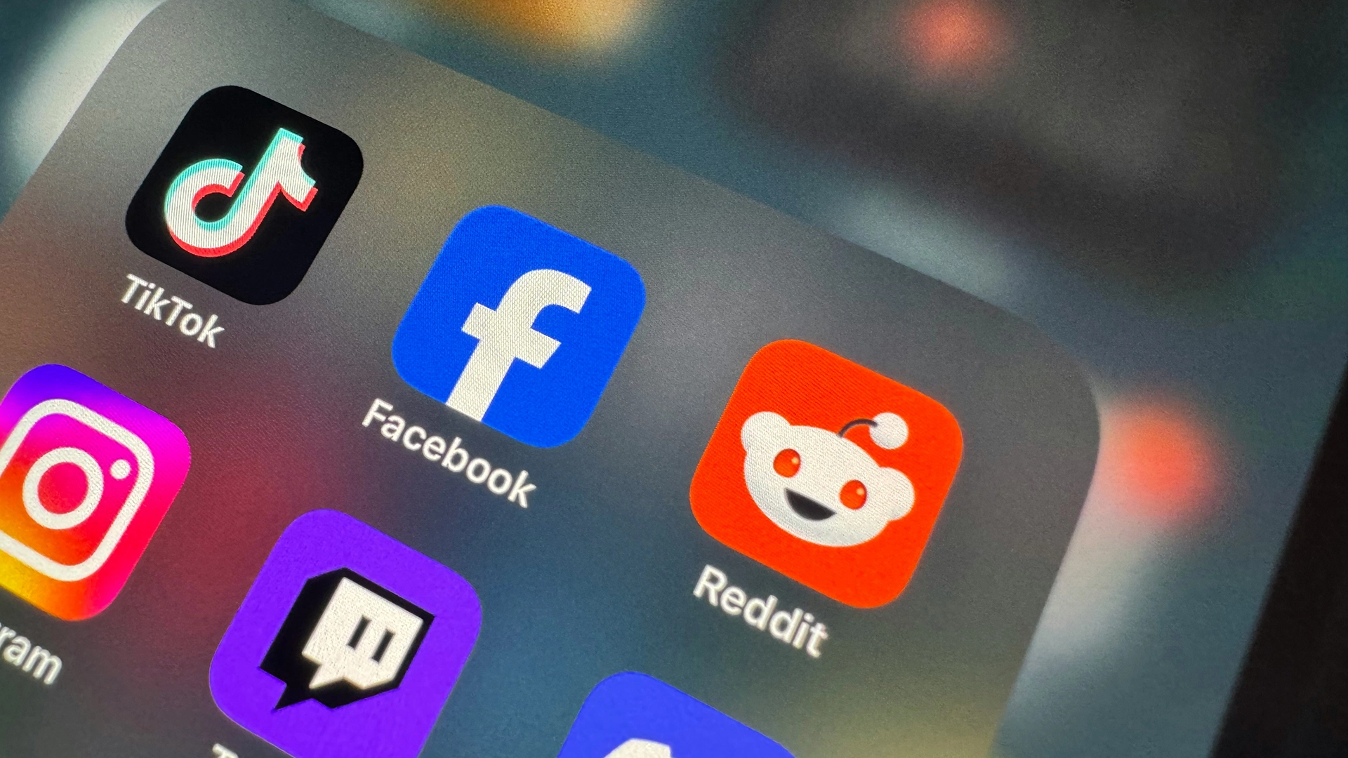 Reddit Pozwał Anthropic za Scrapowanie Platformy Ponad 100,000 Razy