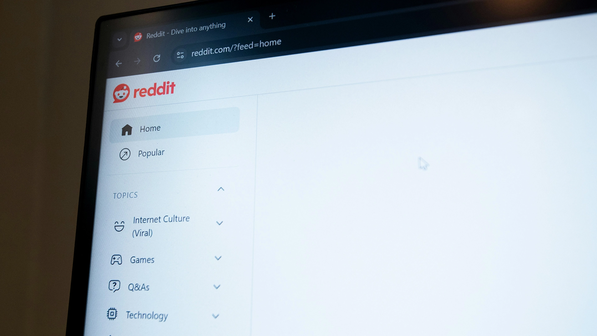 Reddit staje się drugim najczęściej cytowanym źródłem przez Google AI, ale boryka się z utrzymaniem użytkowników
