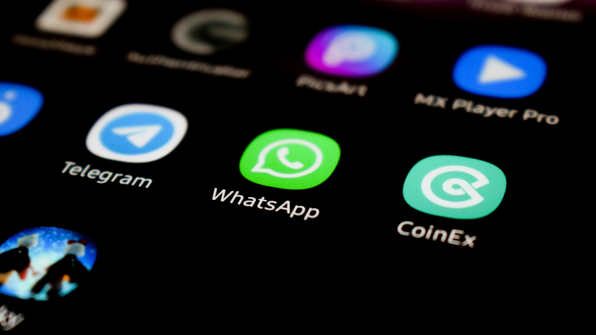 WhatsApp Wprowadza Reklamy w Statusie, Dodaje Płatne Funkcje Kanałów