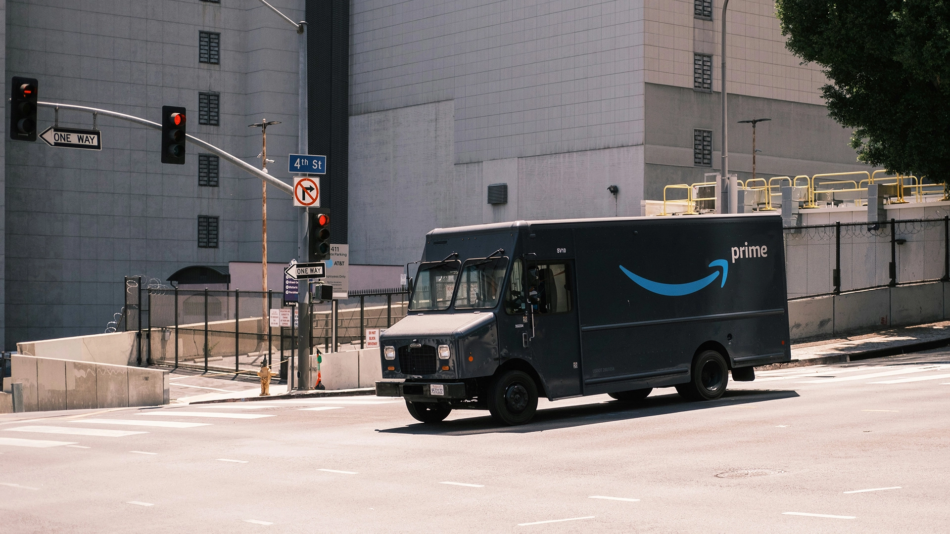 Amazon Inwestuje 54 Miliardy Dolarów w Rozwój Infrastruktury, Chmury i Mediów w UK