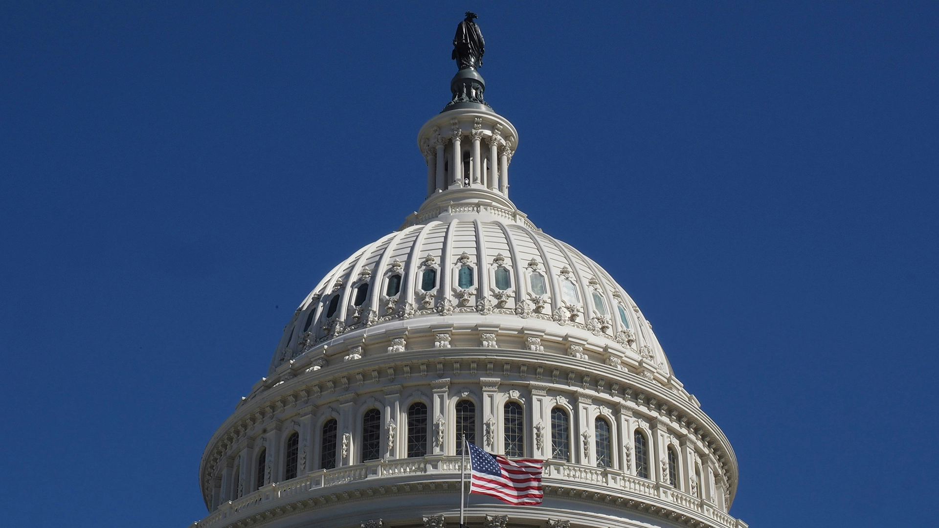 AI zmniejszy regulacje federalne w USA w ramach planu deregulacji Trumpa