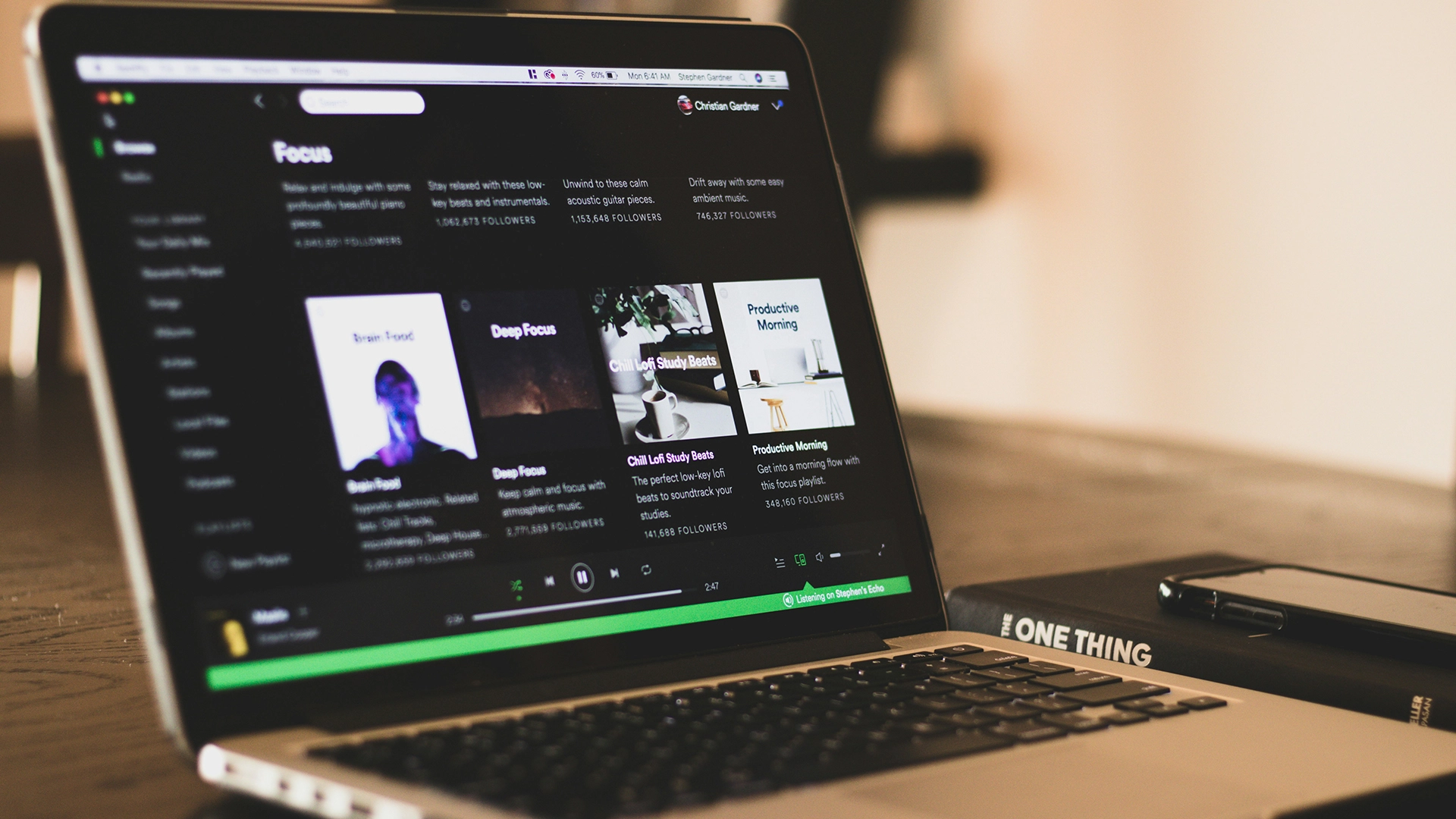 Spotify Publikuje Piosenki Wygenerowane przez AI Pod Nazwiskami Zmarłych Artystów Bez Ich Zgody