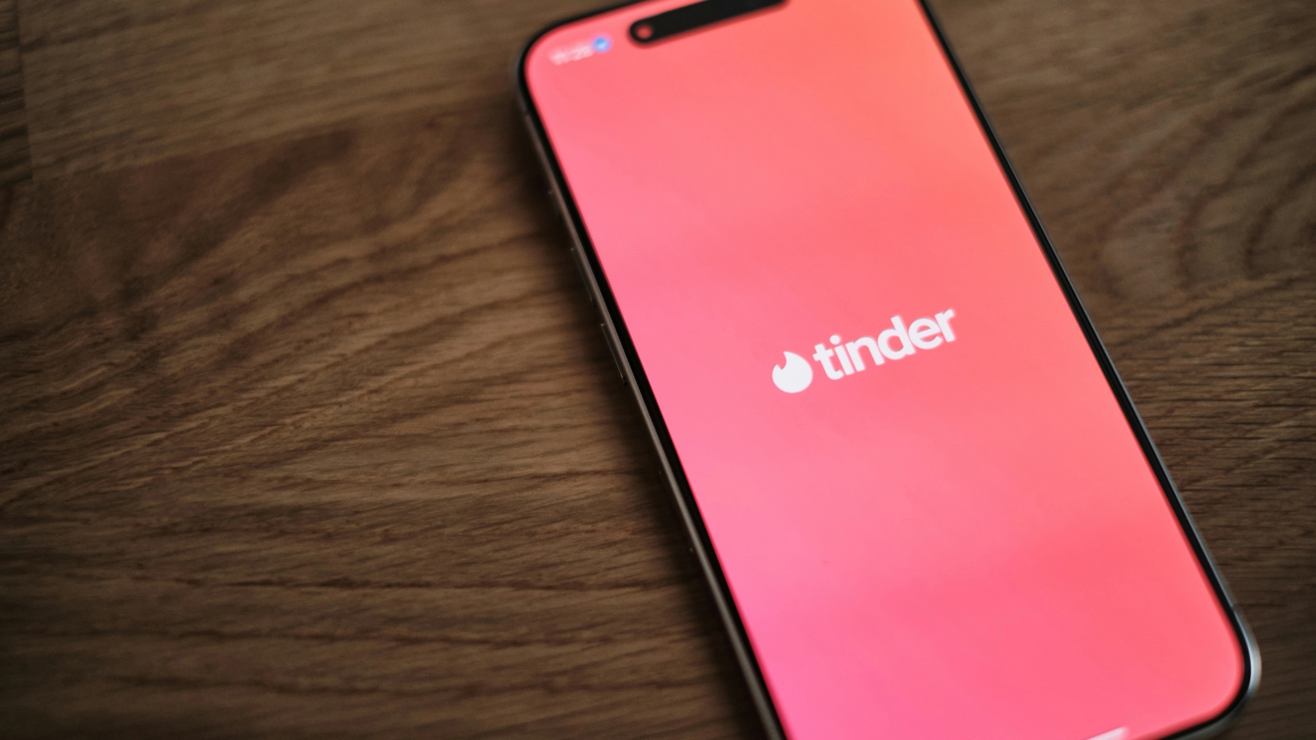 Tinder Wymagać Będzie Rozpoznawania Twarzy w Kalifornii, aby Zmniejszyć Liczbę Przypadków Podszywania się Pod Innych