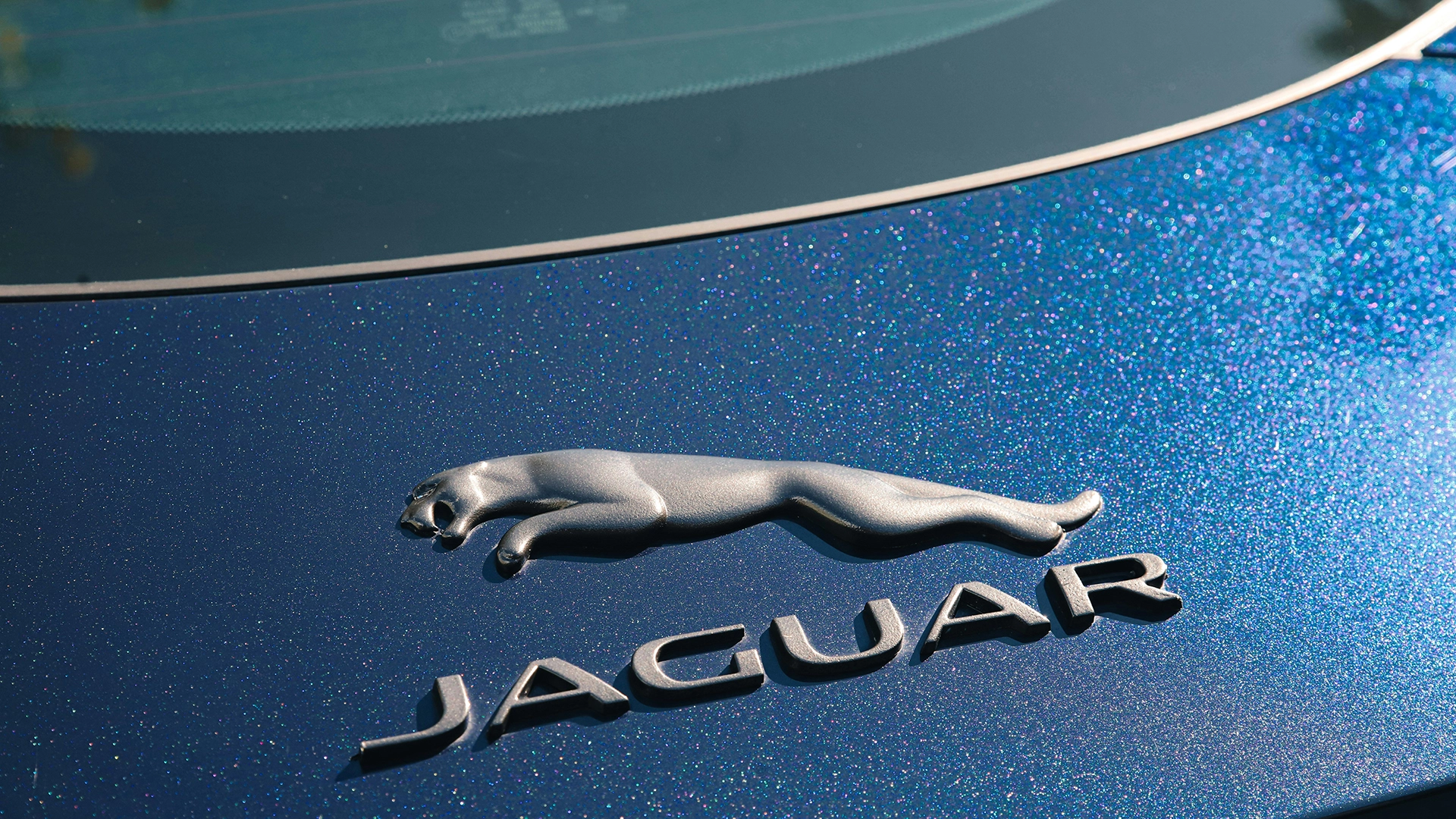 Atak cybernetyczny paraliżuje Jaguar Land Rover, zagraża tysiącom miejsc pracy